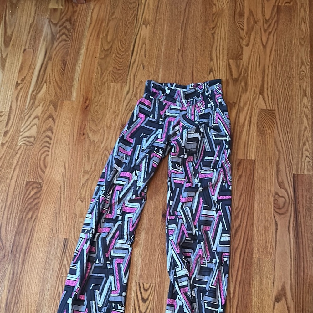 Black and Pink Casual Leggings with Dynamic Design